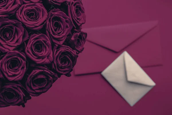 Kärlek brev och blommor leverans på Alla hjärtans dag, lyx bouqu — Stockfoto