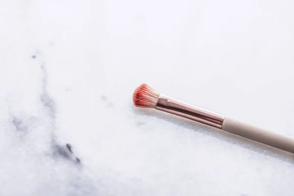 Szczotka do makijażu do gruntowania powierzchni podstawy na marmurowym grzbiecie — Zdjęcie stockowe
