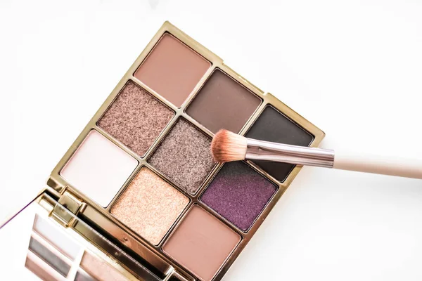 Palette ombretto su fondo marmo, make-up e cosmetici p — Foto Stock