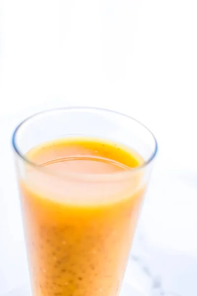 Kieliszek soku z owoców pomarańczy z nasion Chia do diety de — Zdjęcie stockowe