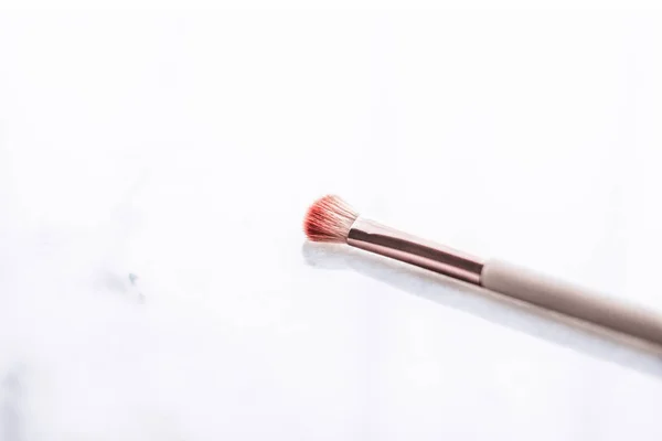 Brosse de maquillage pour fond de teint contouring visage sur fond de marbre — Photo