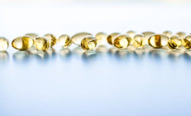 Sağlıklı beslenme için D vitamini ve Omega 3 hapları.