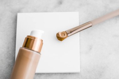 Makyaj şişesi ve mermer, makyaj fırçası