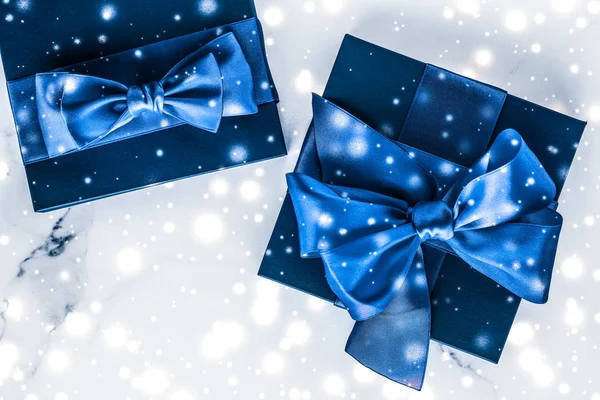 Caixa de presente de férias de inverno com arco de seda azul, brilho de neve em marb — Fotografia de Stock