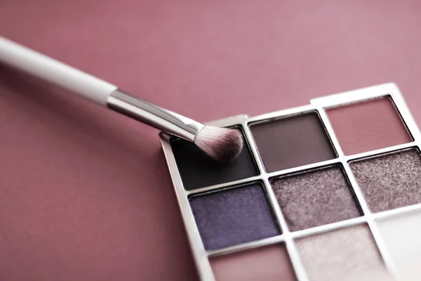 Eyeshadow palette and make-up brush on rouge background, eye sha — Stock Photo, Image
