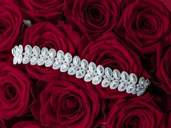 Gioielli di lusso braccialetto di diamanti e rose rosse fiori, regalo d'amore — Foto Stock