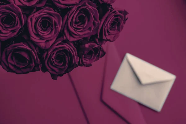 Lettera d'amore e consegna fiori a San Valentino, bouqu di lusso — Foto Stock