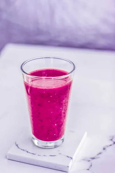 Suco de frutas de bagas em vidro, smoothie vegan com chia para diet de — Fotografia de Stock