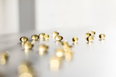 Sağlıklı beslenme için D vitamini ve Omega 3 hapları.