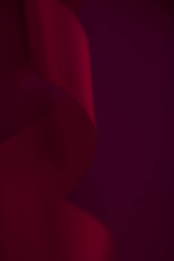 Şarap arka planında soyut kıvrımlı ipek kurdele, özel lüks. 