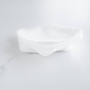 Mermer arka plan, kozmetik ve makyaj malzemelerinde organik pamuk pedleri 