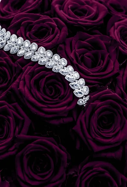 Luxury diamond jewelry bracelet and purple roses flowers, love g — Stock Photo, Image