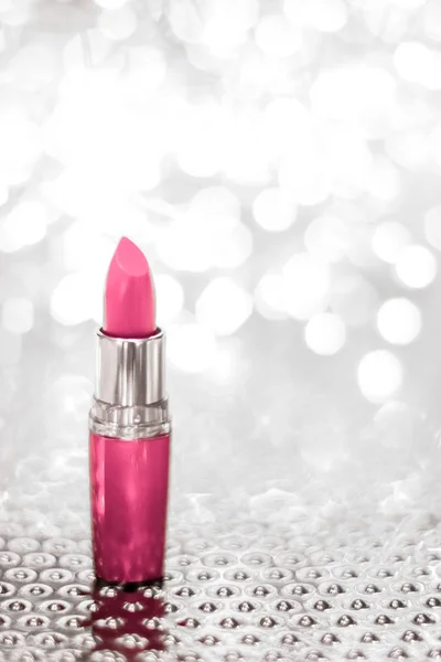 Rosafarbener Lippenstift an silbernen Weihnachten, Neujahr und Valentinstag — Stockfoto