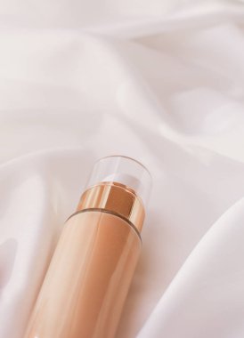 Tonal BB krem şişesi. Çıplak kayak için sıvı temel.