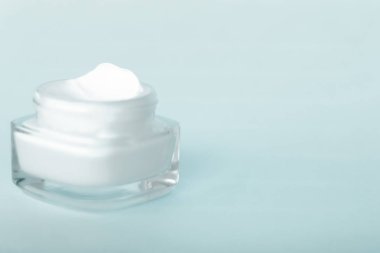 Nane arkaplanda yüz kremi nemlendirici kavanozu, nemlendirici cilt