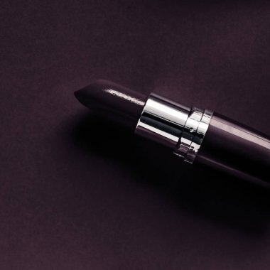 Lükslü ruj ve ipek kurdele. Koyu mor tatil arka grubunda.