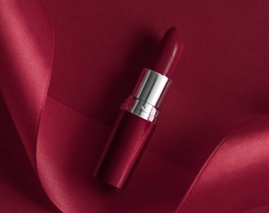 Şatafatlı ruj ve kestane rengi tatil arka planında ipek kurdele, anne.