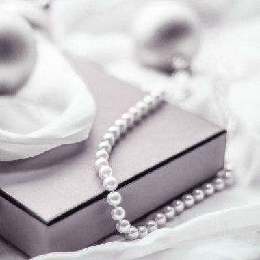 Noel tatili geçmişi, şenlikli mücevherler ve gümüş mahsulü