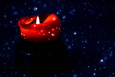 Koyu pırıl pırıl kar arka plan üzerinde kırmızı tatil mum, lüks 