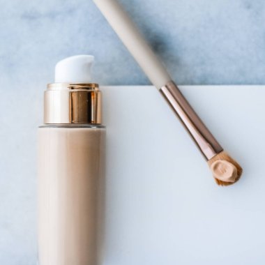 Makyaj şişesi ve mermer, makyaj fırçası