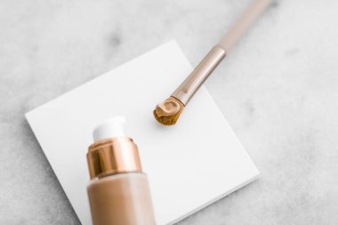 Makyaj şişesi ve mermer, makyaj fırçası