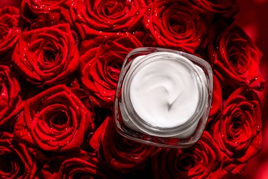 Hassas ciltler ve kırmızı güller için nemlendirici güzellik yüz kremi 