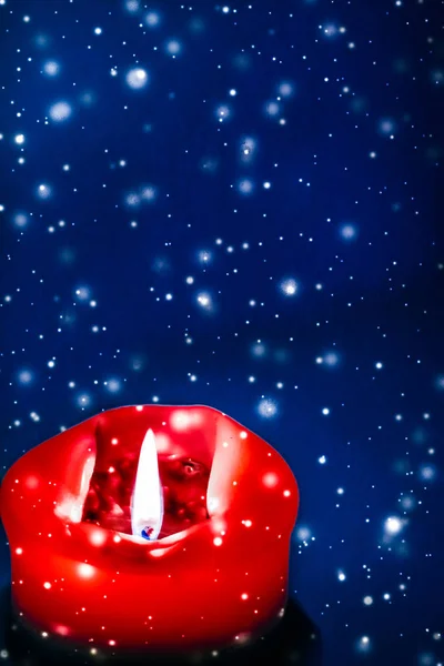 Rudá sváteční svíčka na modrém třpytivém pozadí, přepych — Stock fotografie