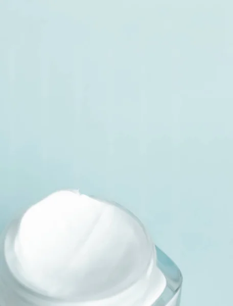 Crema viso crema idratante vaso su sfondo menta, pelle idratante — Foto Stock