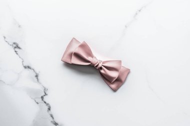 Bej ipek kurdele ve mermer arka planda fiyonk, cazibe mevcut 