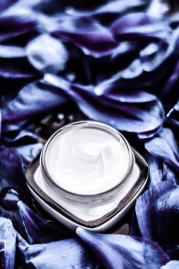 Mavi çiçek çantasındaki yüz derisi için lüks yüz kremi nemlendiricisi