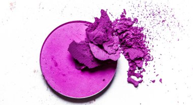 Beyaz arka planda yalıtılmış ezilmiş göz farı paleti yakın çekim