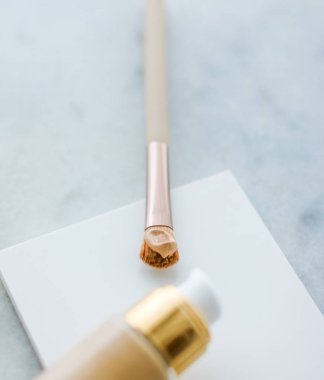 Makyaj şişesi ve mermer, makyaj fırçası