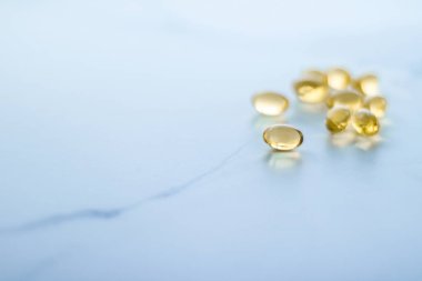 Sağlıklı beslenme için D vitamini ve Omega 3 hapları.
