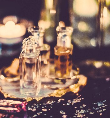 Parfüm şişeleri ve gece kaliteli koku, aroma kokusu, fra