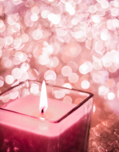 Red aromatic candle on Christmas and New Years glitter backgroun — Stock Photo, Image