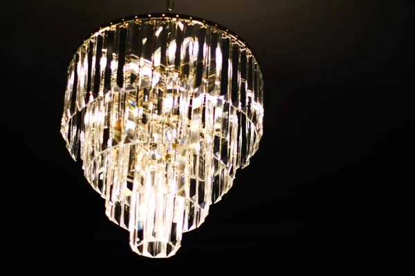 Lustre de luxe avec verre cristal, design d'intérieur et maison d — Photo