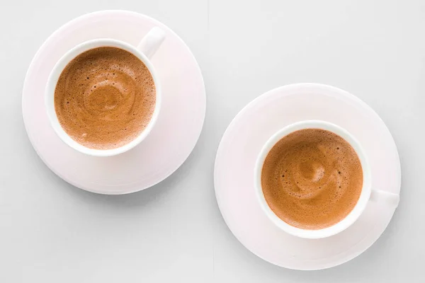 Xícara de café francês quente como bebida de café da manhã, copos flatlay no whi — Fotografia de Stock