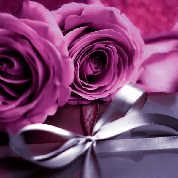 Caixa de presente de prata de férias de luxo e rosas rosa como Natal, Vale — Fotografia de Stock