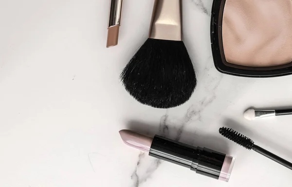 Make-up e cosmetici su marmo, fondo flatlay — Foto Stock