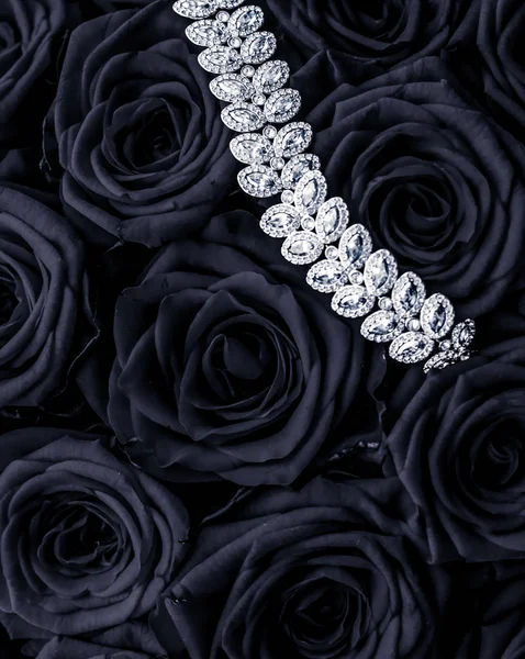 Роскошные бриллиантовые украшения и черные цветы, любовь. — стоковое фото