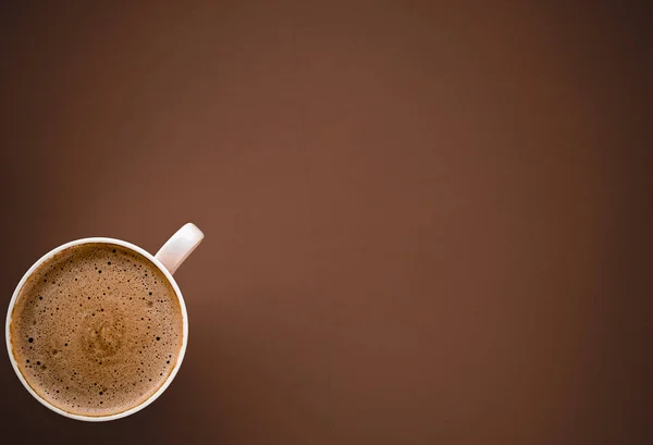 Tasse de café chaud comme boisson pour le petit déjeuner, tasses flatlay sur le dos brun — Photo