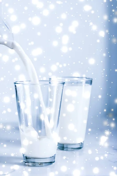 Magisches Feiertagsgetränk, das laktosefreie Bio-Milch ins Glas gießt — Stockfoto