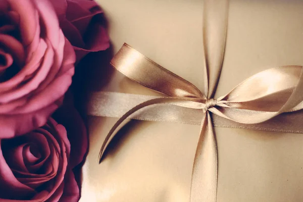Роскошный праздник золотая подарочная коробка и букет роз, как Рождество — стоковое фото