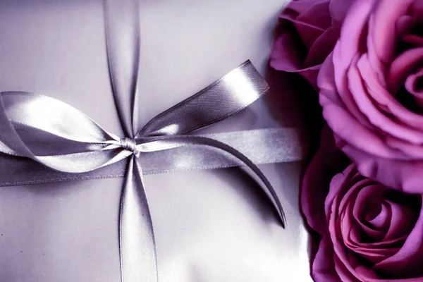 Роскошный праздничный серебряный подарочный ящик и розовые цветы как Рождество, Вале — стоковое фото