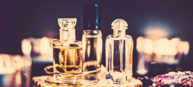 Parfüm şişeleri ve gece kaliteli koku, aroma kokusu, fra