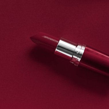 Şatafatlı ruj ve kestane rengi tatil arka planında ipek kurdele, anne.