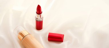 Bej tonal krem şişesi makyaj sıvısı temel ve kırmızı.