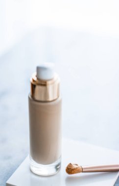 Makyaj şişesi ve mermer, makyaj fırçası