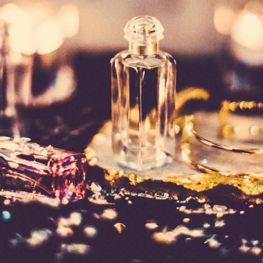 Parfüm şişeleri ve gece kaliteli koku, aroma kokusu, fra