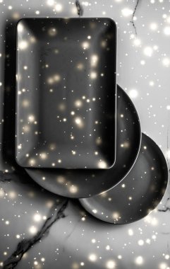 Mermer masa yatık arka planda mavi boş plaka, sofra d